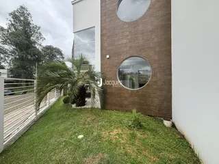 Fachada de um imóvel em Lajeado, Brasil, com jardim em primeiro plano.