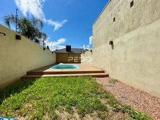 Vista externa de uma piscina e deck em um imóvel no Brasil.