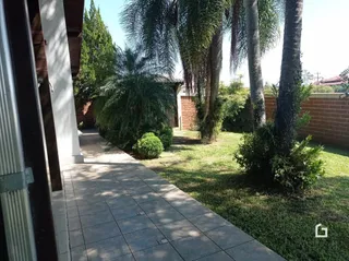 Vista externa do jardim e caminho de uma propriedade em Lajeado.
