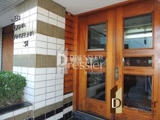 Uma parede com revestimento de azulejos e uma porta de madeira são visíveis na propriedade.