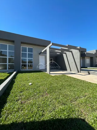 Fachada moderna de uma casa em Lajeado, Brasil, com jardim gramado em primeiro plano.