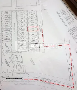 Planta técnica mostrando os limites e dimensões de um lote em Lajeado.