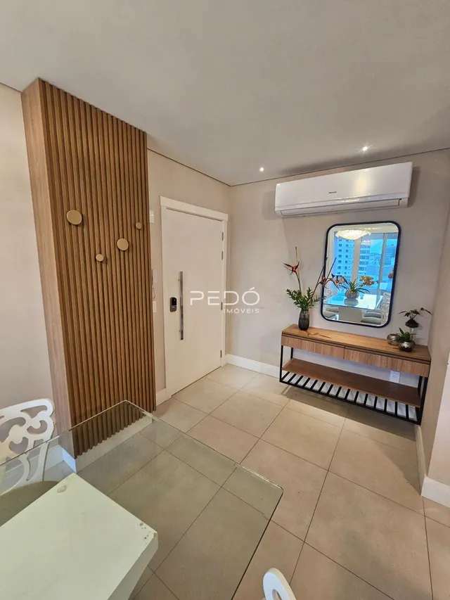 Interior de um ambiente com parede de ripas de madeira e piso de cerâmica.
