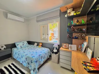 Foto de um quarto com cama e estante de madeira em um imóvel.