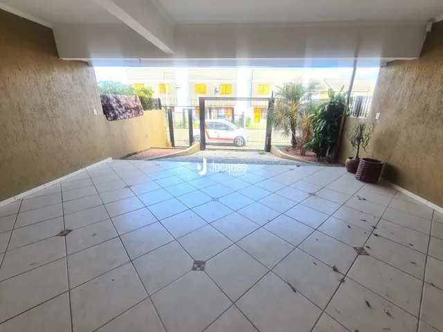 Área externa pavimentada com piso de cerâmica.