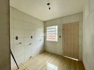Interior de um corredor com paredes e piso de cerâmica.