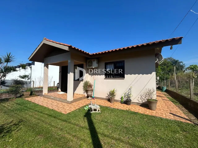 Fachada de uma casa em Lajeado, Brasil, com jardim gramado e alvenaria.