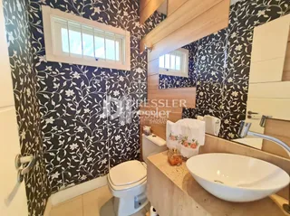 Foto de um banheiro interno com azulejos escuros e bancada clara.