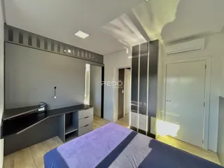 Quarto com cama e armário em ambiente interno.