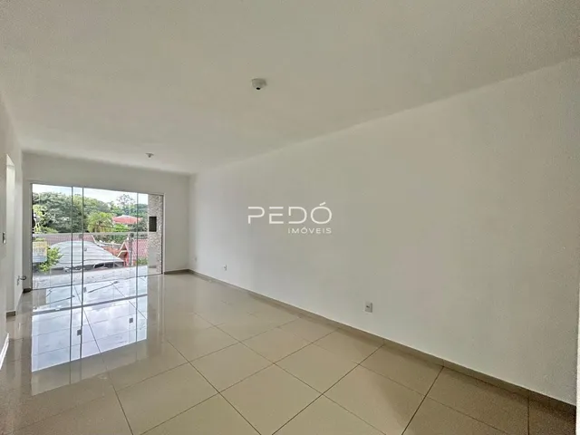 Ambiente interno de uma residência com piso de cerâmica.