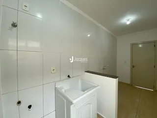 Foto de um banheiro com revestimento branco e banheira.