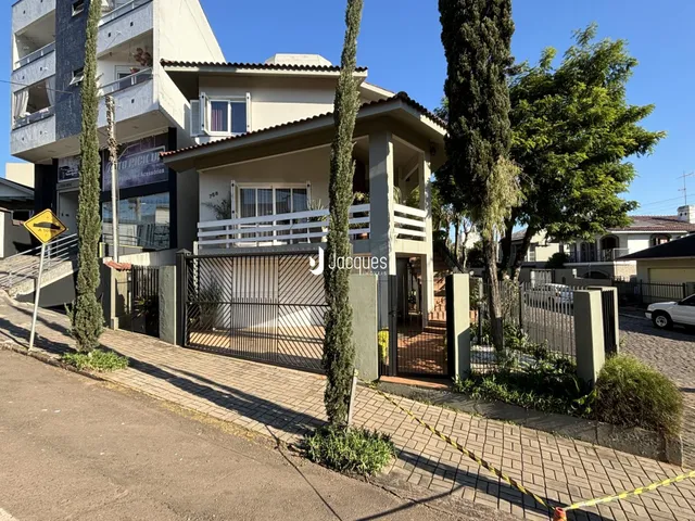 Fachada de uma residência em Lajeado, Brasil, com portão de ferro.