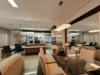 Foto do interior de uma sala de estar moderna com mesa de vidro.