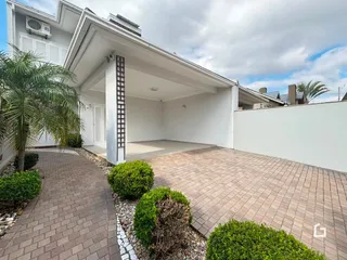 Fachada da casa em Lajeado, Brasil, mostrando a área externa e o pátio.