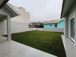 Vista externa de um quintal gramado de uma propriedade em Lajeado.