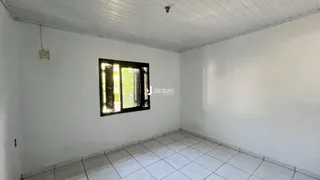 Interior de uma sala com piso de cerâmica e janela.