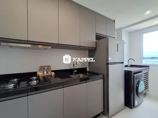 Cozinha moderna com armários cinza e bancada preta.