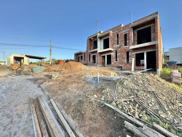 Fachada de uma construção em Lajeado, Brasil, com materiais expostos.