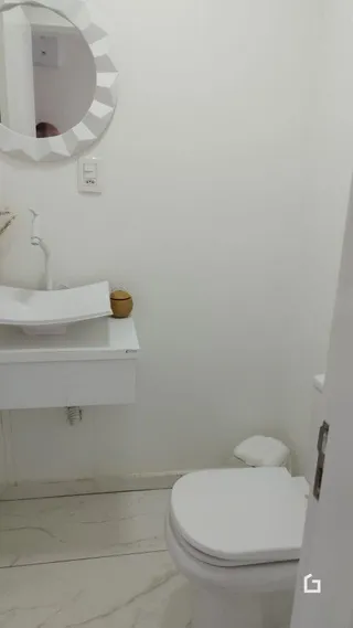 Foto de um banheiro interno com vaso sanitário branco.