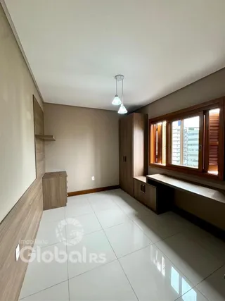 Foto do interior de um ambiente com piso de cerâmica e detalhes em madeira.