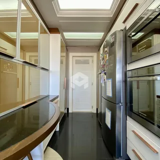 Vista do corredor interno de uma residência.