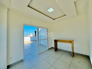 Interior de uma sala com piso de cerâmica e porta de vidro abrindo para uma área externa.