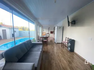 Sala de estar com vista para a piscina externa.