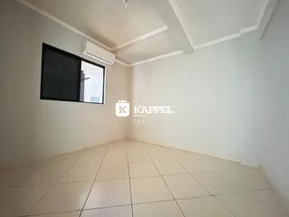 Ambiente interno com piso de cerâmica e ar-condicionado visível.