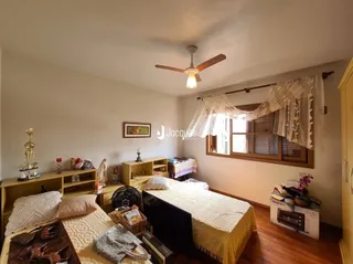 Quarto com cama e janela em ambiente interno.