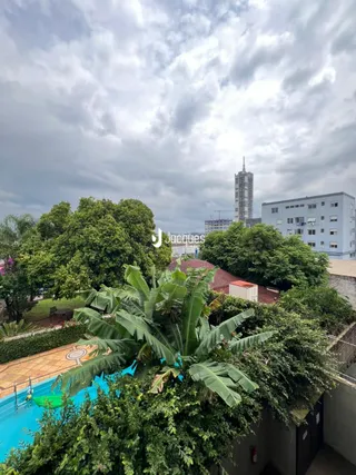 Vista de um jardim com piscina e vegetação densa em Lajeado.