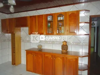 Cozinha com armários de madeira e bancada de madeira.