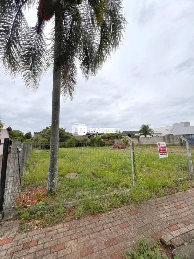 Vista externa mostrando um campo gramado e uma cerca em uma propriedade em Lajeado.