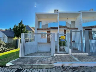 Fachada de uma residência moderna com portão de metal em Lajeado, Brasil.