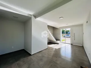 Vista interna de um ambiente com piso de cerâmica e escadaria em um imóvel em Lajeado.