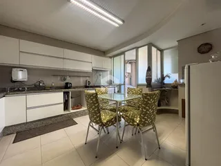 Vista de uma sala de jantar com cozinha em um imóvel no Brasil.