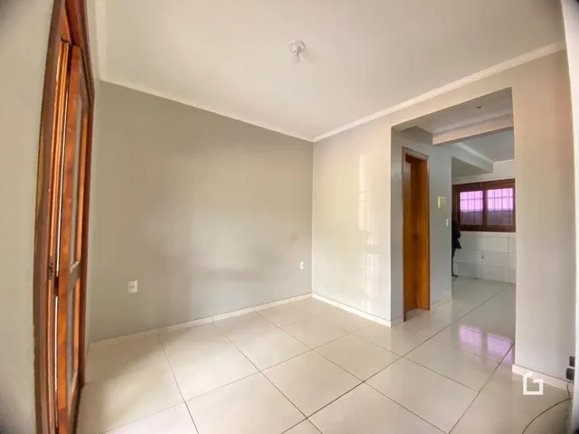 Interior de um ambiente com piso de cerâmica e paredes brancas.