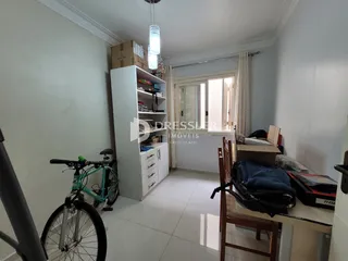 Interior de um cômodo com armário e janela em uma residência.