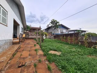Vista externa do terreno com muro de pedra no Brasil.