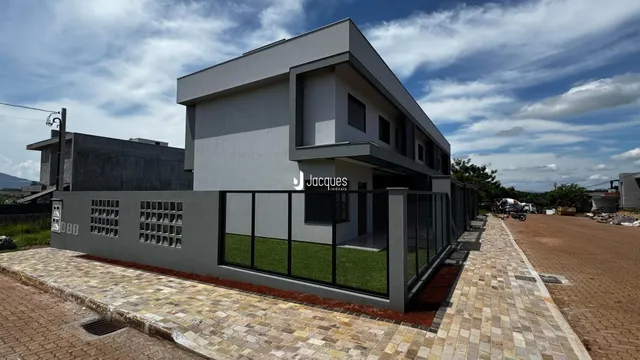 Fachada moderna de uma residência em Lajeado, Brasil.