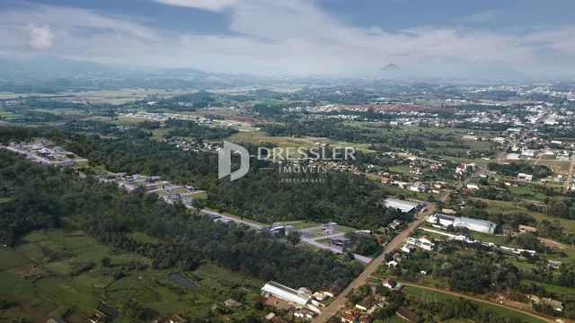 Vista aérea de uma paisagem rural com áreas de vegetação e assentamentos no Brasil.