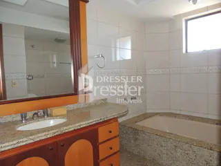 Foto de um banheiro com revestimento cerâmico e banheira.