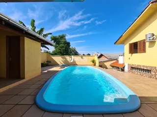Foto de uma piscina externa em uma propriedade.