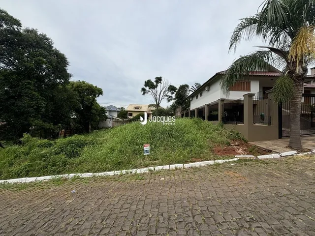 Vista da fachada de uma residência com vegetação densa no primeiro plano.