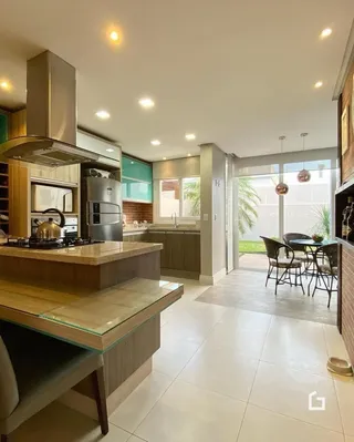 Vista da cozinha moderna com armários e bancadas em madeira.