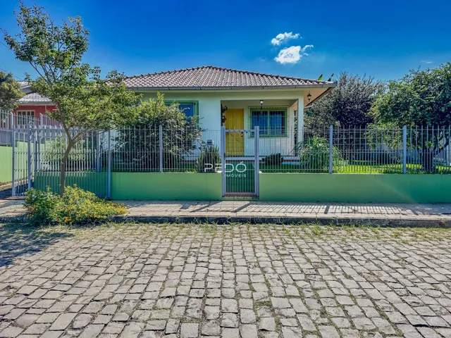 Fachada de uma casa em Lajeado, Brasil, com cerca e jardim.