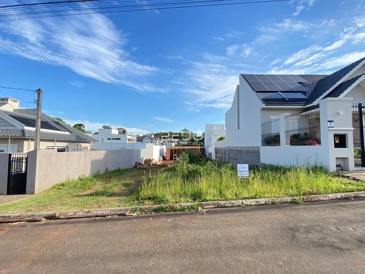 Vista externa de uma residência em Lajeado, Brasil, com jardim e cerca.