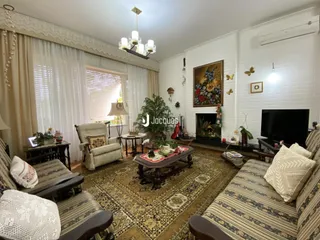 Sala de estar com lareira e decoração de parede.