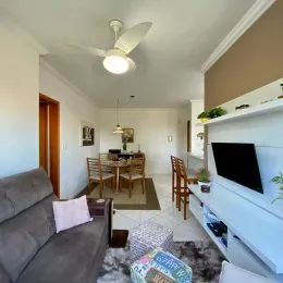 Foto de uma sala de estar com sofá e luminária de teto.