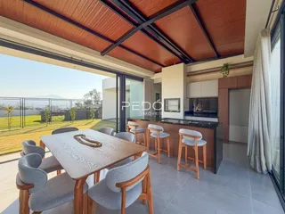 Uma sala de jantar com vista para um jardim ao ar livre.