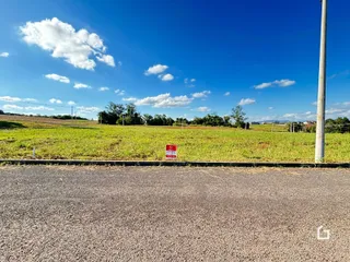 Paisagem de campo verde sob um céu azul claro.